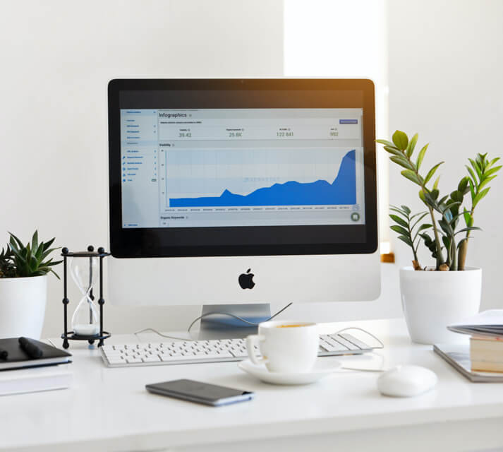 Warto skorzystać z komputera i notatników przygotowując sierpniowe zebranie rady pedagogicznej. Przyda się filiżanka kawy lub herbaty.