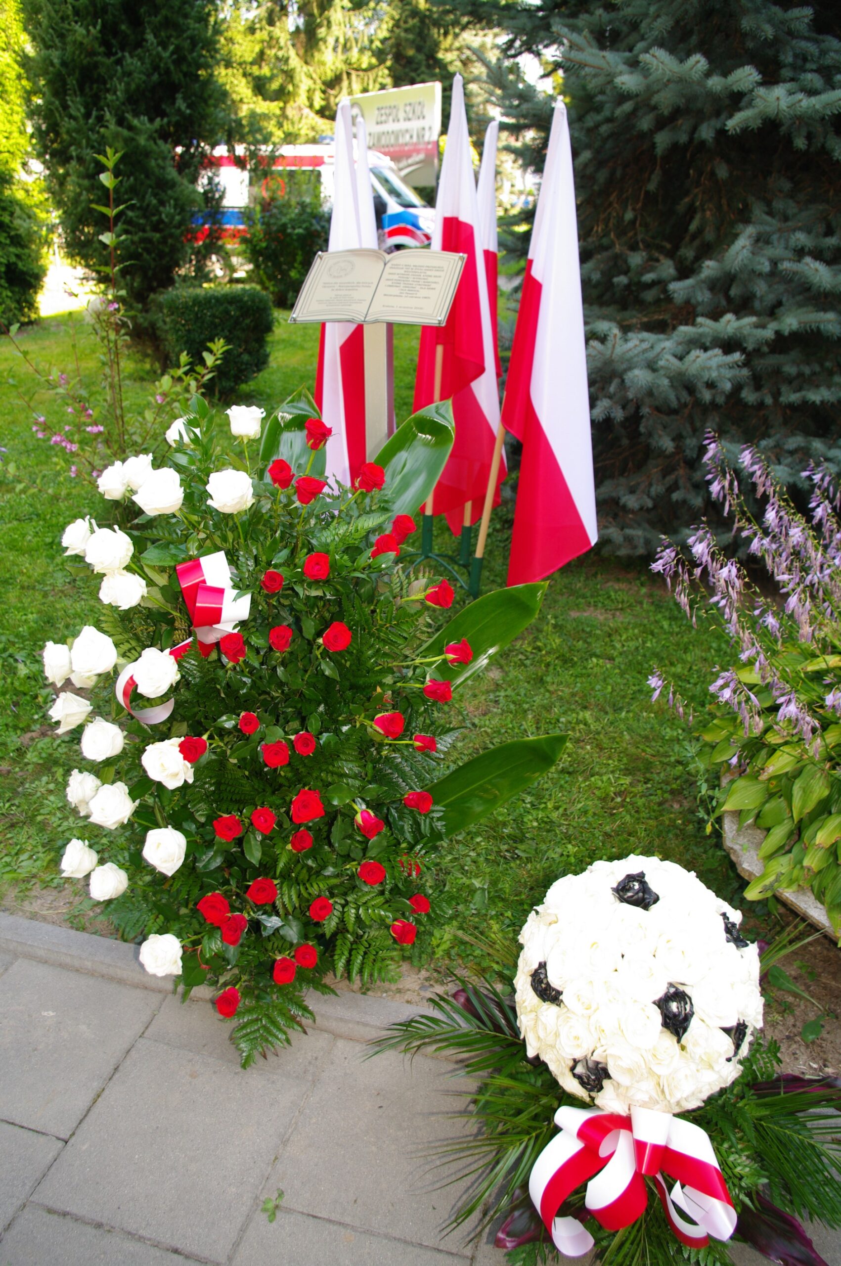 Westerplatte -tablica upamiętniająca Westerplatte na dziedzińcu szkoły. Odsłonięcie na początek roku szkolnego. Blog o edukacji.