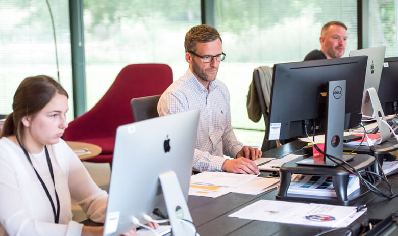 test diagnostyczny z chemii przy laptopie